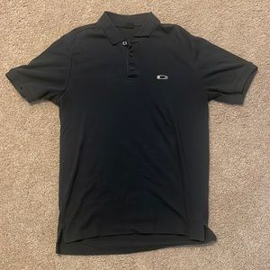 Selling a Oakley navy blue collar shirt size small in men
